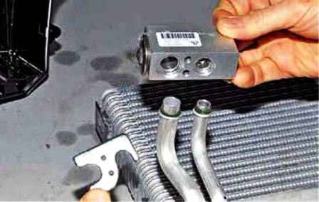 How to remove the Nissan Almera air conditioner evaporator