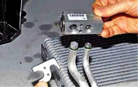 Cómo quitar el evaporador del aire acondicionado Nissan Almera