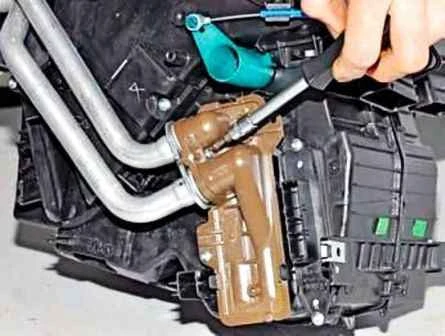 Cómo quitar el evaporador del aire acondicionado Nissan Almera