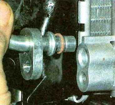 Как заменить конденсатор кондиционера автомобиля Ниссан Альмера