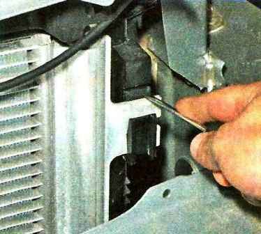 Как заменить конденсатор кондиционера автомобиля Ниссан Альмера