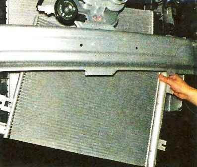 Cómo reemplazar el condensador del aire acondicionado Nissan Almera