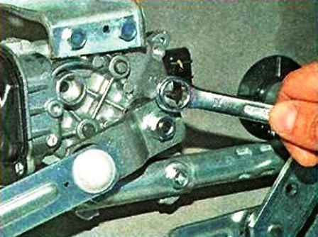 Extracción del mecanismo del limpiaparabrisas Nissan Almera