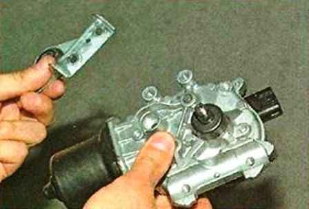 Removing the wiper mechanism Nissan Almera