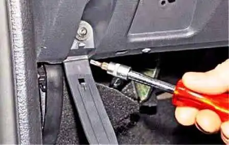 Снятие панели приборов автомобиля Ниссан Альмера