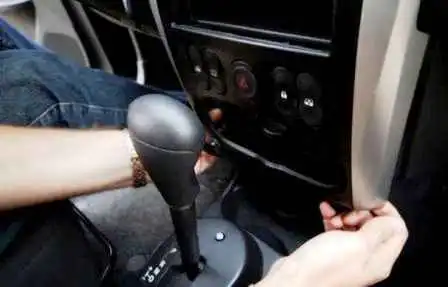 Снятие панели приборов автомобиля Ниссан Альмера