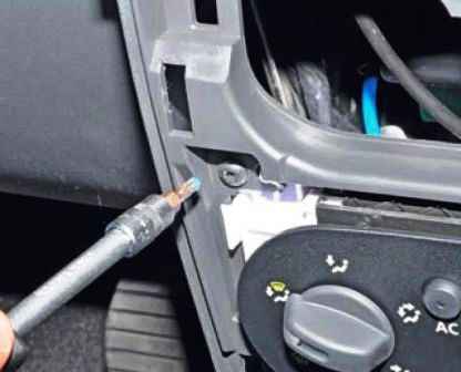 Removing the dashboard of a Nissan Almera