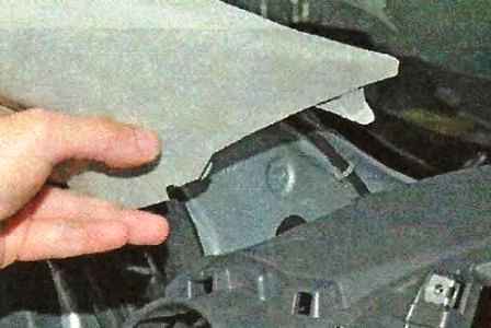 Removing the dashboard of a Nissan Almera
