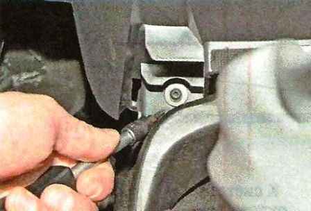Extracción del panel de instrumentos de un Nissan Almera