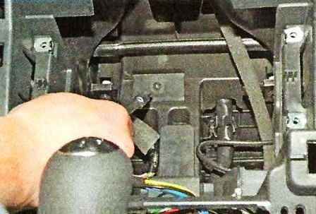Removing the instrument panel of a Nissan Almera