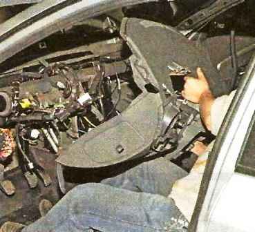 Removing the instrument panel of a Nissan Almera