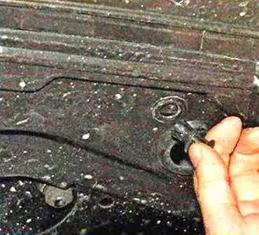 Removing the bumpers of a Nissan Almera