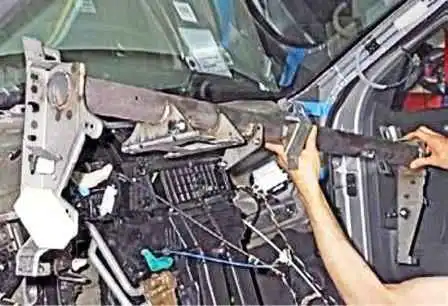 Как снять отопитель салона автомобиля Ниссан Альмера