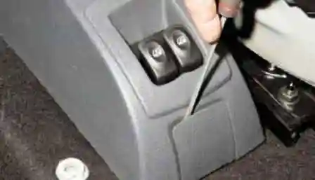 Как снять облицовку туннеля пола Ниссан Альмера