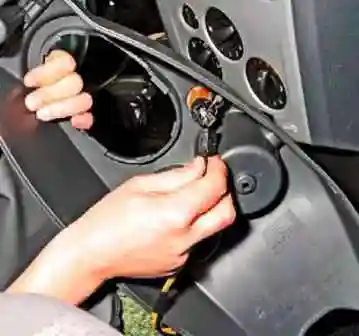 Как снять облицовку туннеля пола Ниссан Альмера