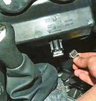 Как снять облицовку туннеля пола Ниссан Альмера