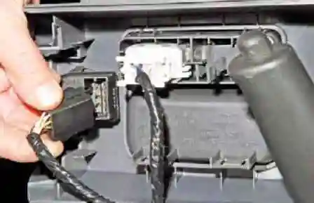 Как снять облицовку туннеля пола Ниссан Альмера