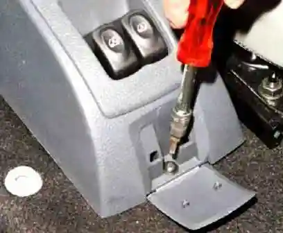 Как снять облицовку туннеля пола Ниссан Альмера