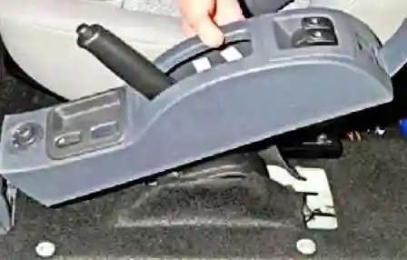 Как снять облицовку туннеля пола Ниссан Альмера