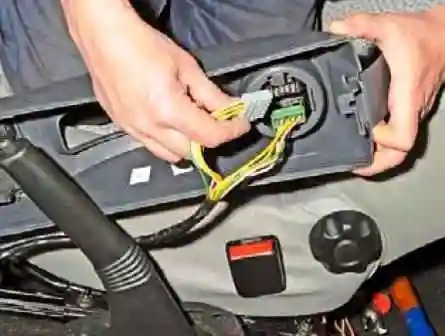 Как снять облицовку туннеля пола Ниссан Альмера