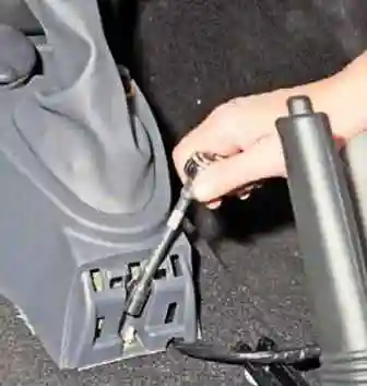 Как снять облицовку туннеля пола Ниссан Альмера