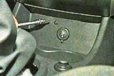 Как снять облицовку туннеля пола Ниссан Альмера