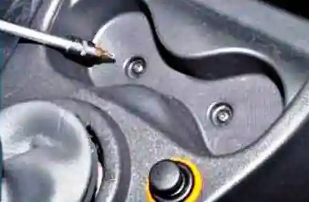 Как снять облицовку туннеля пола Ниссан Альмера