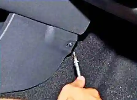 Как снять облицовку туннеля пола Ниссан Альмера