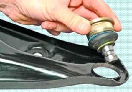 Removing the arm and ball joint of the front suspension Nissan Almera