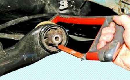 Replacing elements of the rear suspension Nissan Almera