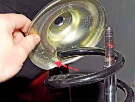 Extracción y desmontaje del amortiguador delantero Nissan Almera