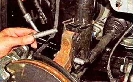 Extracción y desmontaje del amortiguador delantero Nissan Almera