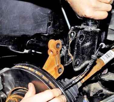 Removing and disassembling the front shock strut Nissan Almera