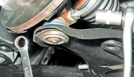 Removing the arm and ball joint of the front suspension Nissan Almera