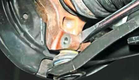 Extracción del brazo y rótula de la suspensión delantera Nissan Almera