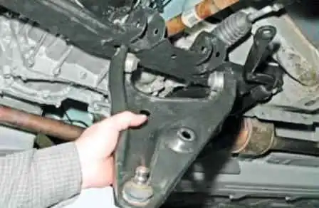 Nissan Almera алдыңғы аспасының тұтқасы мен шарикті түйінін алу