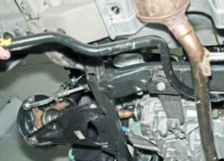 How to remove the front suspension stabilizer Nissan Almera