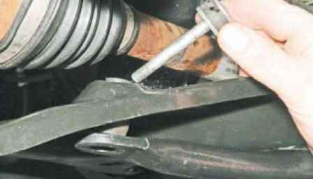 How to remove the front suspension stabilizer bar Nissan Almera