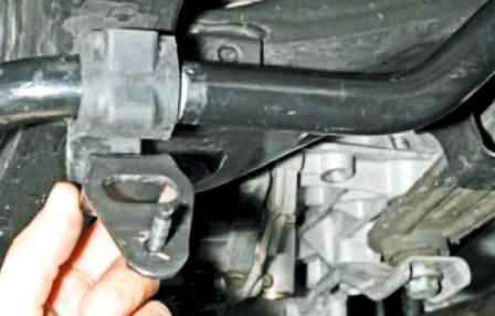 How to remove the front suspension stabilizer Nissan Almera