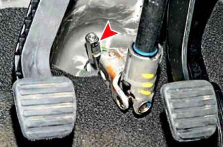 Removing the steering column of a Nissan Almera