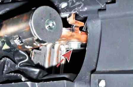 Removing the steering column of a Nissan Almera