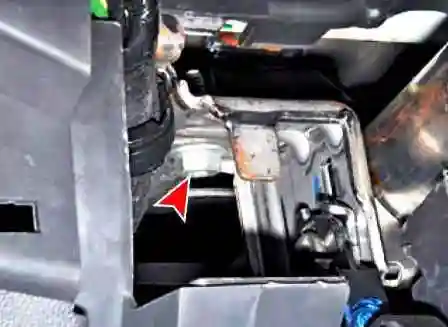 Снятие рулевой колонки автомобиля Ниссан Альмера