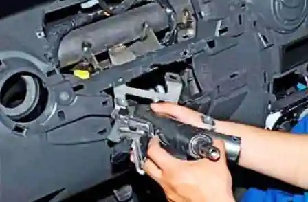 Снятие рулевой колонки автомобиля Ниссан Альмера