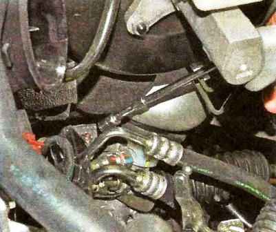 Removing the steering mechanism of a Nissan Almera car