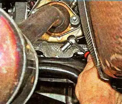 Removing the steering mechanism of a Nissan Almera car