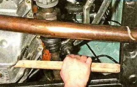 Removing the steering mechanism of a Nissan Almera car