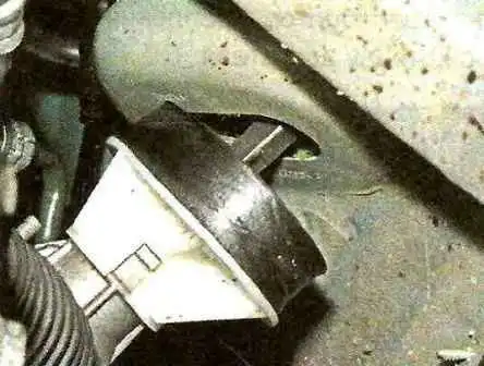 Removing the steering mechanism of a Nissan Almera car