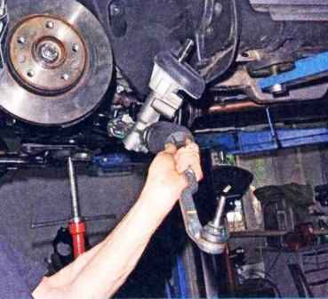 Removing the steering gear of a Nissan Almera car