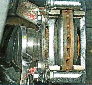 Replacing the front wheel brake disc Nissan Almera