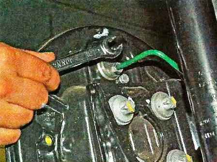 Replacing the brake slave cylinder Nissan Almera